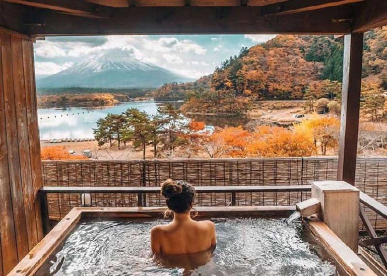 Bể Ngâm Onsen: Kiến Trúc Hoàn Quyện Thiên Nhiên & Văn Hóa