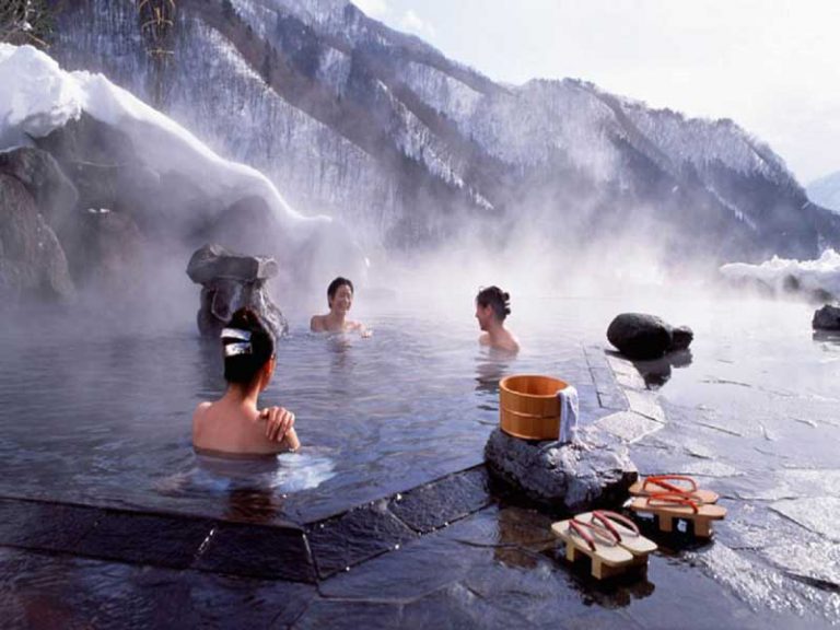 Bể Ngâm Onsen: Kiến Trúc Hoàn Quyện Thiên Nhiên & Văn Hóa