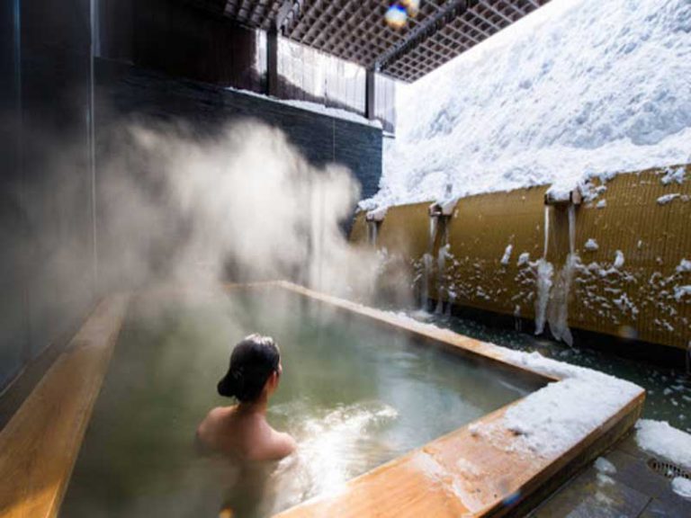 Bể Ngâm Onsen: Kiến Trúc Hoàn Quyện Thiên Nhiên & Văn Hóa