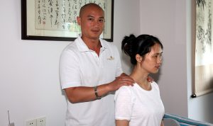 Phương pháp massage Shiatsu Nhật Bản.