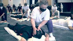 Phương pháp massage Shiatsu Nhật Bản.